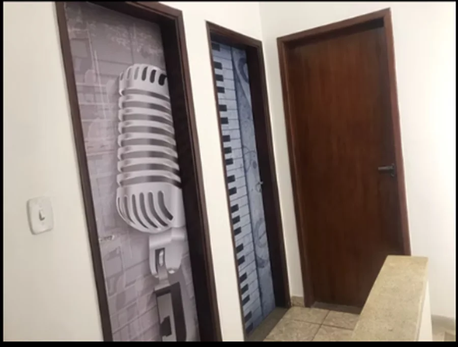 Sala da Mega Music com decoração musical