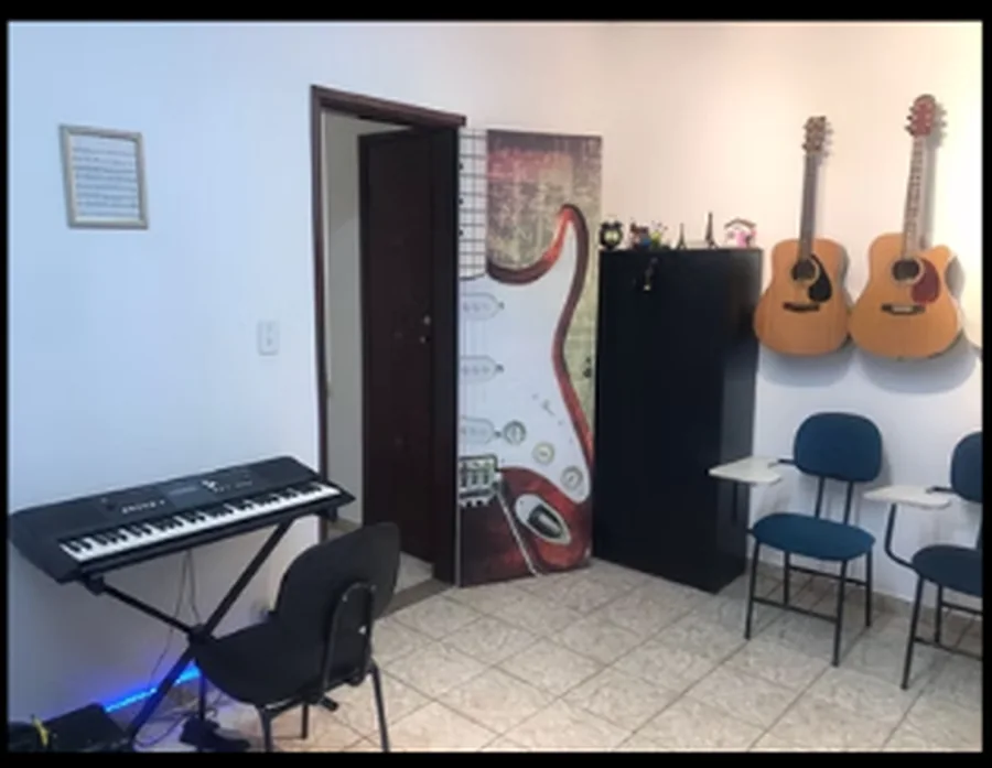 Sala com teclado e violões