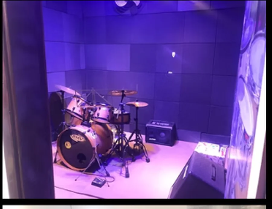 Sala de bateria com iluminação azul
